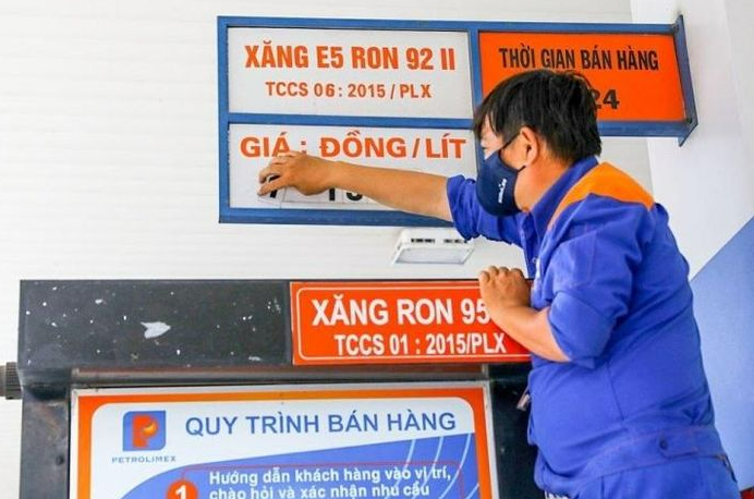 Gi&aacute; xăng b&aacute;n lẻ trong nước nhiều khả năng sẽ c&oacute; đợt giảm thứ 2 li&ecirc;n tiếp. Ảnh minh họa
