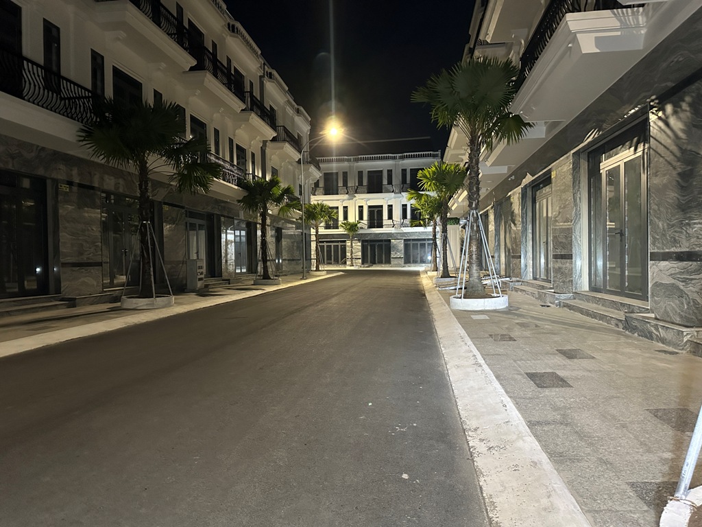 B&ecirc;n trong khu phố Khang Thị.