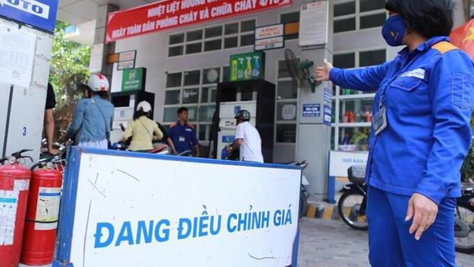 Gi&aacute; xăng giảm nhẹ, gi&aacute; dầu diesel giảm 550 đồng/l&iacute;t.
