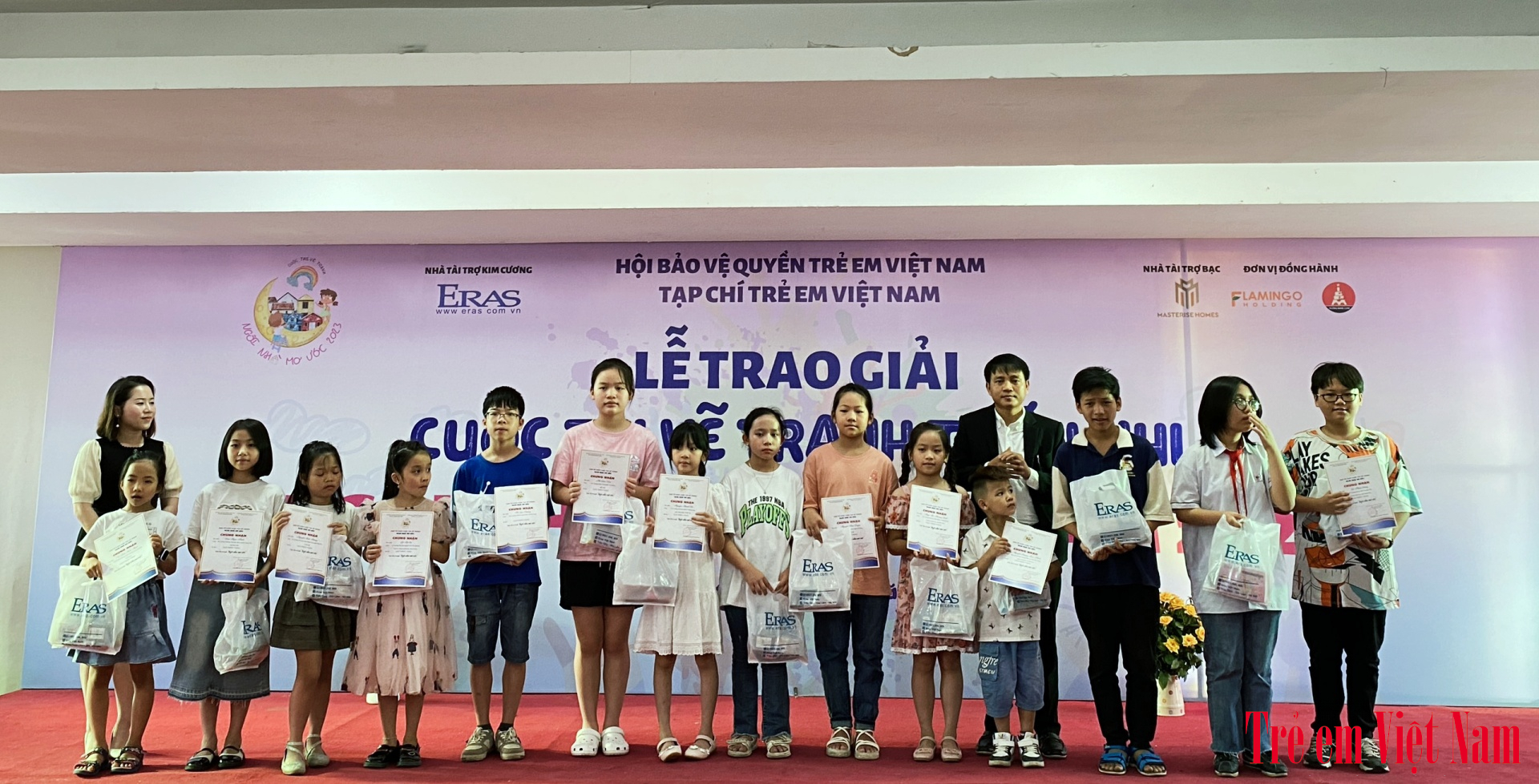 &Ocirc;ng Phan Văn Cường - Gi&aacute;m đốc C&ocirc;ng ty TNHH Thanh Chương - VPP Eras Việt Nam (thứ 4 từ phải sang) trao giải cho c&aacute;c th&iacute; sinh đoạt giải cuộc thi vẽ tranh "Ng&ocirc;i nh&agrave; mơ ước" - năm 2023 (Ảnh: Ho&agrave;i Linh).