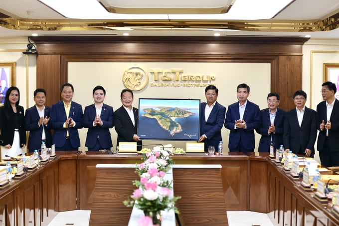 Đại diện l&atilde;nh đạo tỉnh Đắk Lắk trao qu&agrave; lưu niệm tới Ban l&atilde;nh đạo Tập đo&agrave;n T&amp;T Group.