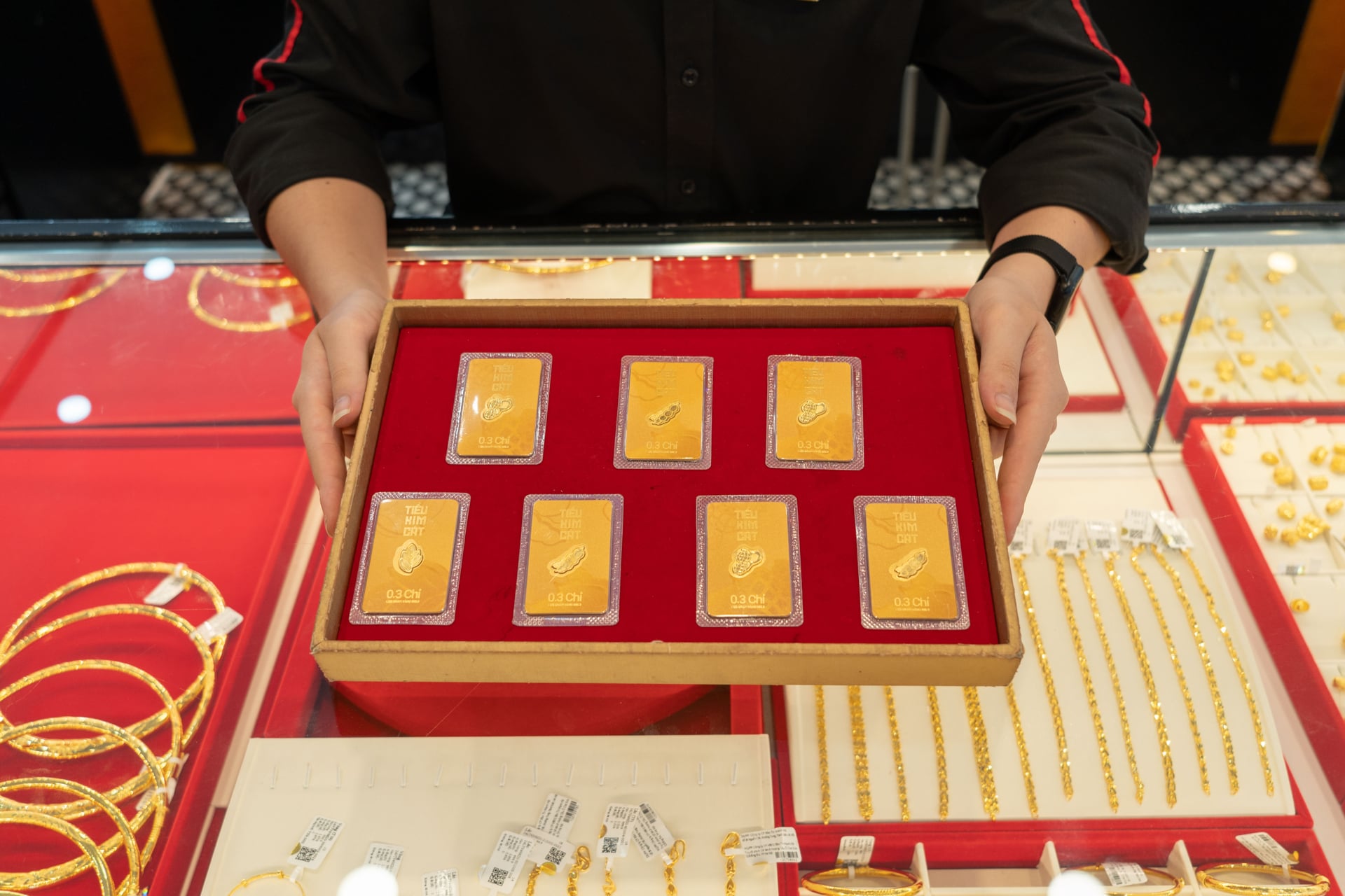 Giá vàng hôm nay 3/3: Vàng nhẫn tăng gần 4 triệu, vượt 191 triệu/lượng - Ảnh 2