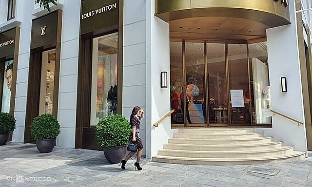 Một cửa h&agrave;ng thời trang xa xỉ tại H&agrave; Nội. Ảnh: Phương &Aacute;nh. &nbsp;