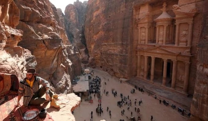 Việt Nam dừng tour đến v&ugrave;ng chiến sự Trung Đ&ocirc;ng.