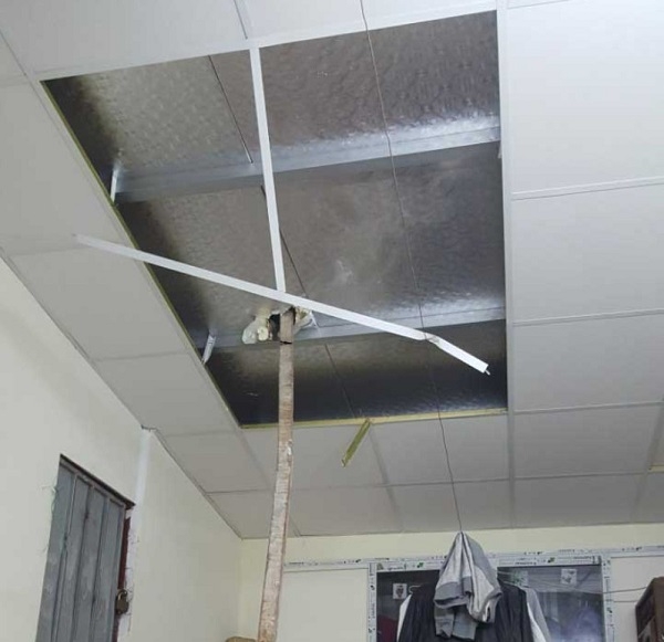 Thanh sắt h&igrave;nh vu&ocirc;ng d&agrave;y khoảng 10cm, d&agrave;i hơn 2 m&eacute;t đ&acirc;m xuy&ecirc;n thủng qua m&aacute;i nh&agrave;. May mắn thời điểm thanh sắt rơi nh&agrave; kh&ocirc;ng c&oacute; người.