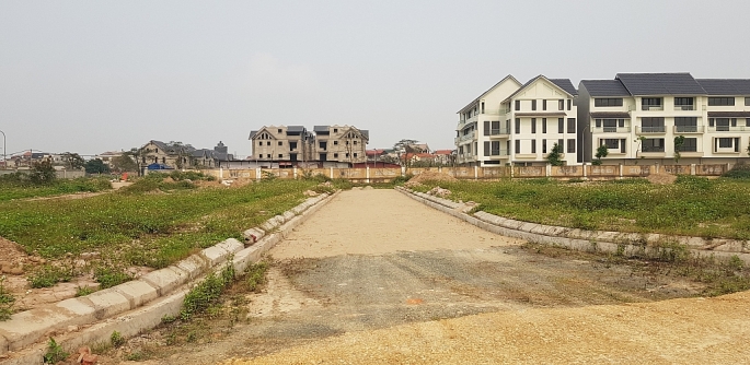 C&ugrave;ng với c&aacute;c giao dịch căn hộ chung cư, giao dịch đối với nh&agrave; ở ri&ecirc;ng lẻ, đất nền cũng kh&ocirc;ng k&eacute;m phần s&ocirc;i động. Ảnh: K.H