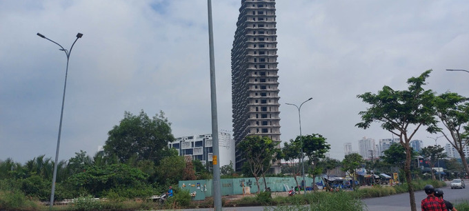 Nh&igrave;n từ xa, PMR Evergreen như "cột" b&ecirc; t&ocirc;ng... trơ khung ở "phố nh&agrave; gi&agrave;u".