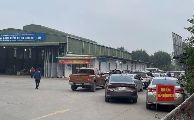 H&agrave; Nội chỉ c&ograve;n 10 trung t&acirc;m đăng kiểm c&ograve;n hoạt động. Ảnh: B&aacute;o SK&amp;ĐS