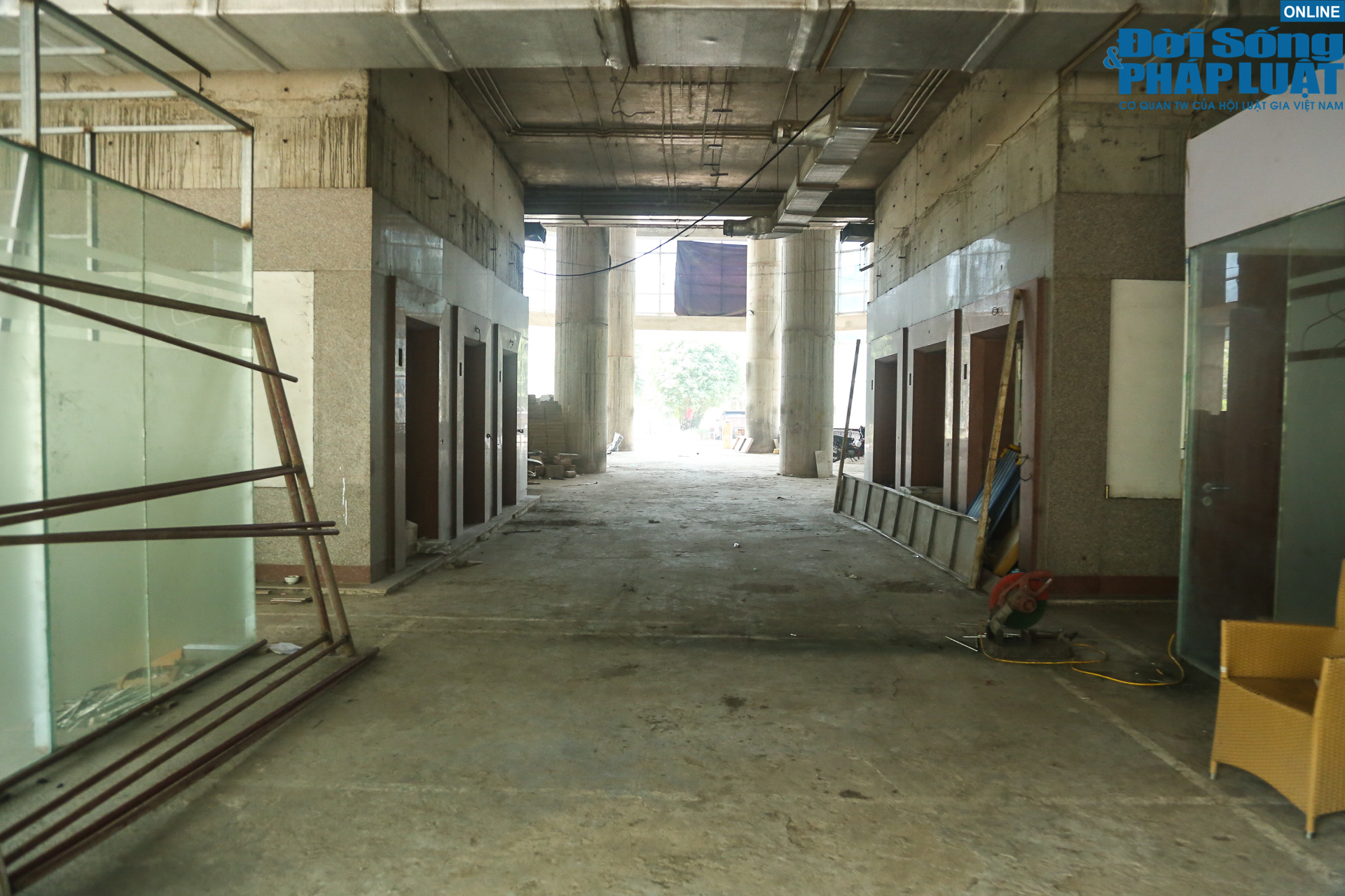 Cảnh hoang t&agrave;n nhếch nh&aacute;c trong khu&ocirc;n vi&ecirc;n bệnh viện.