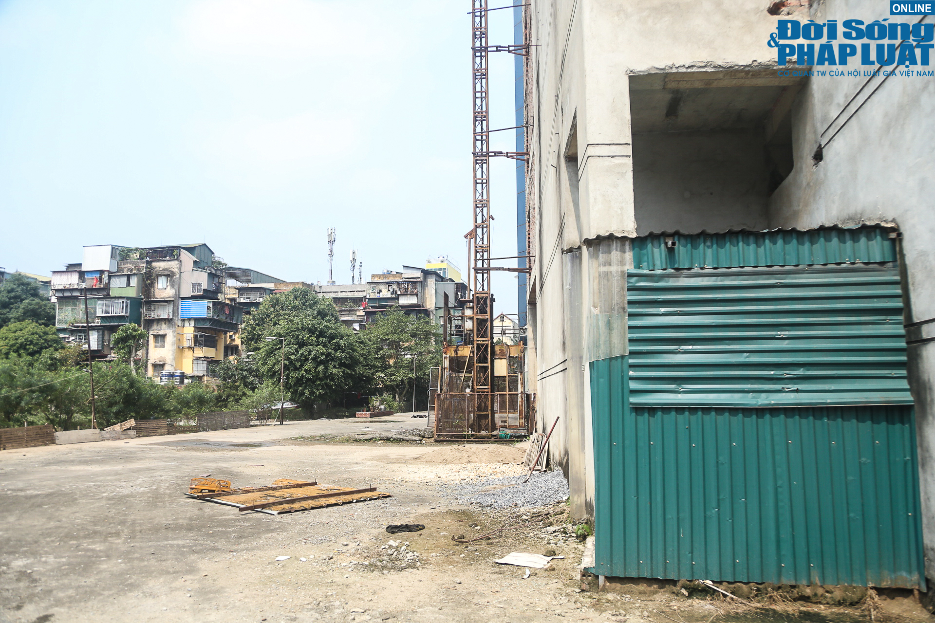 M&aacute;y m&oacute;c han gỉ ở c&ocirc;ng trường dự &aacute;n.