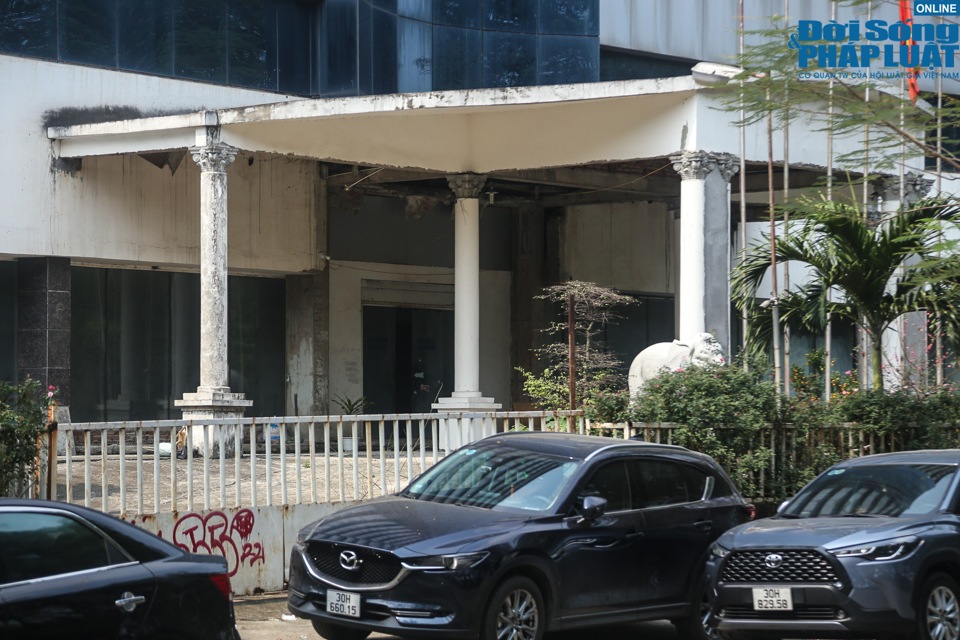 Khu vực ph&iacute;a trước bệnh viện biến th&agrave;nh nơi dừng đỗ của h&agrave;ng loạt phương tiện, g&acirc;y cản trở giao th&ocirc;ng.