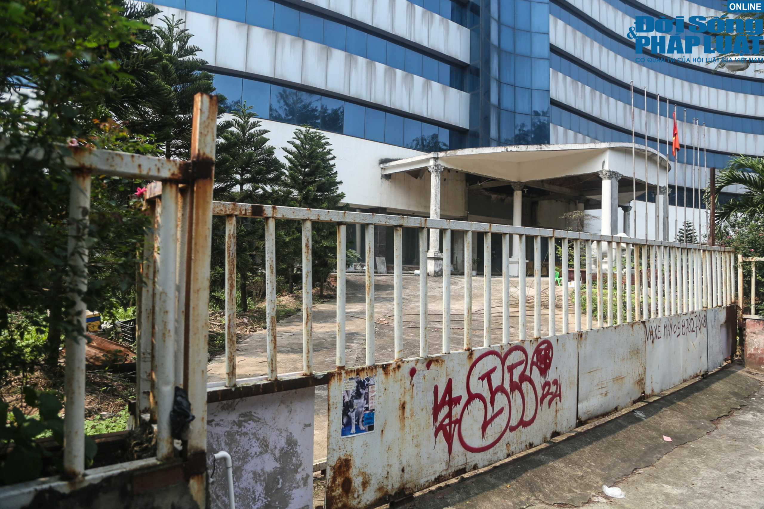 Do vướng kh&acirc;u giải ph&oacute;ng mặt bằng, năm 2006 dự &aacute;n mới được khởi c&ocirc;ng x&acirc;y dựng. Đến nay, hiện trang dự &aacute;n vẫn ngổn ngang, hoang phế như một c&ocirc;ng tr&igrave;nh bỏ hoang.