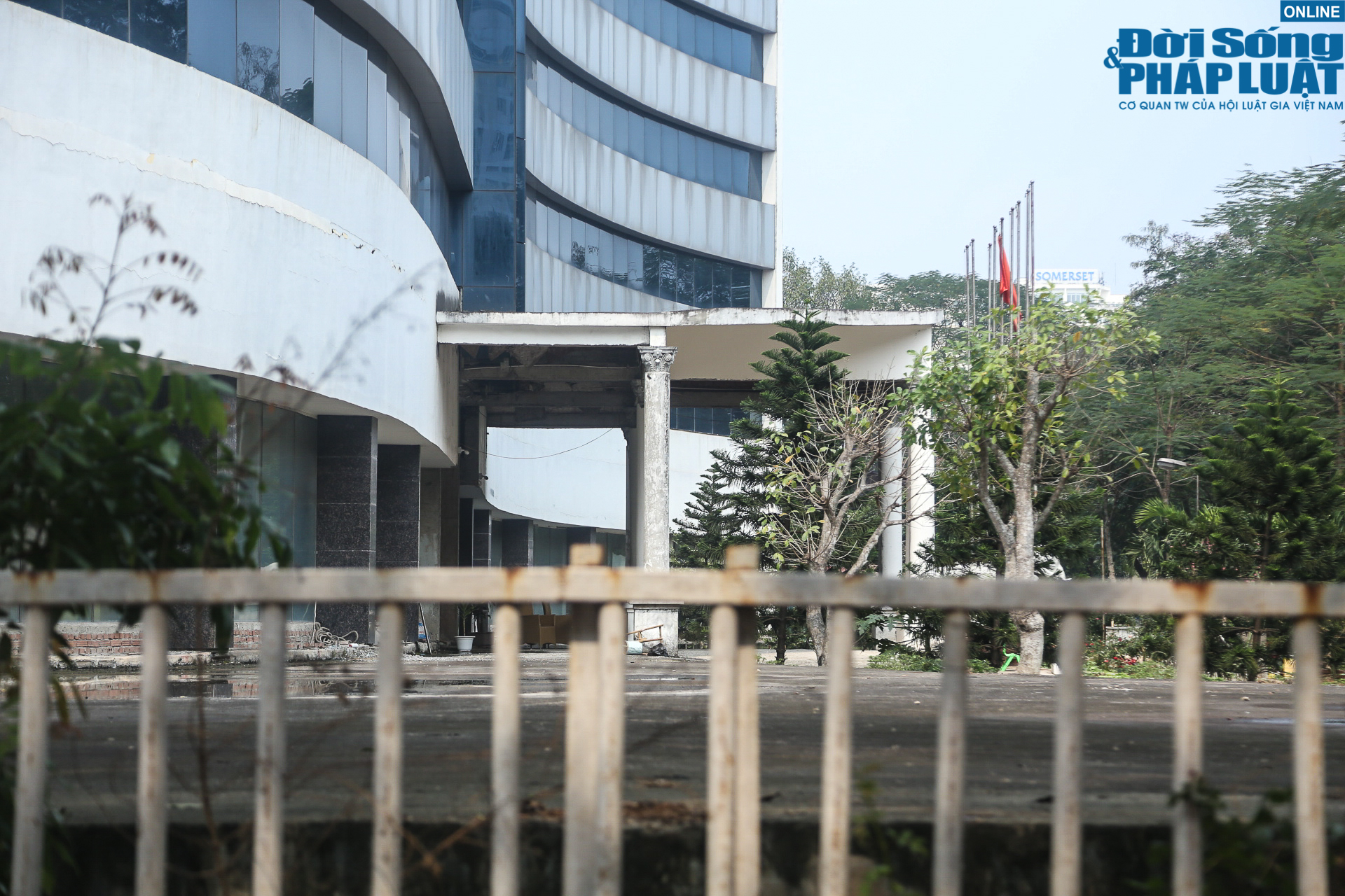 H&igrave;nh ảnh dự &aacute;n Bệnh viện quốc tế Hoa Kỳ tại khu đất v&agrave;ng quận Cầu Giấy (H&agrave; Nội) sau hơn 20 năm &ldquo;đ&oacute;ng băng&rdquo;, g&acirc;y l&atilde;ng ph&iacute; t&agrave;i nguy&ecirc;n, ảnh hưởng mỹ quan đ&ocirc; thị.