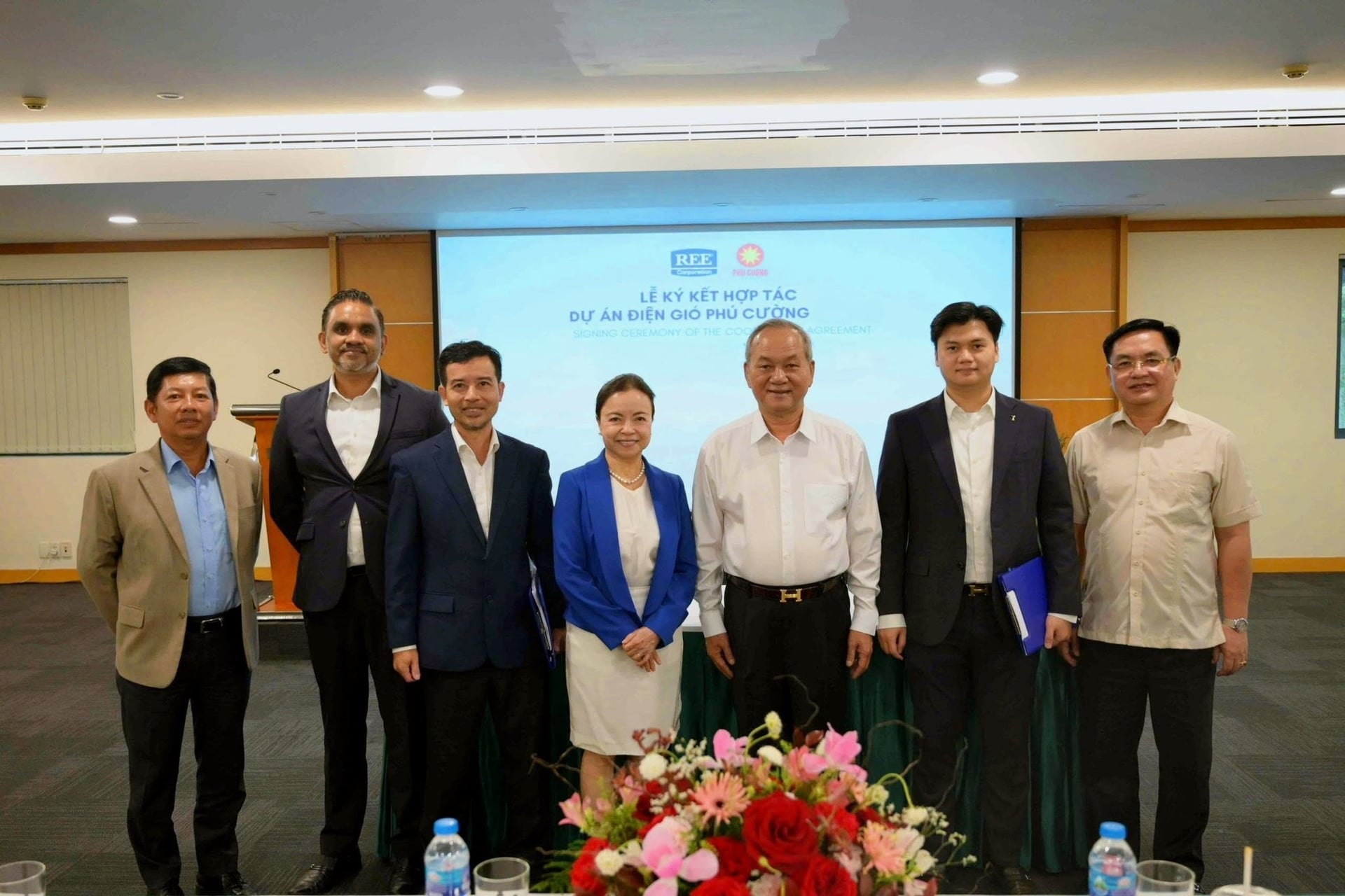 L&atilde;nh đạo REE v&agrave; Ph&uacute; Cường trong lễ k&yacute; hợp t&aacute;c dự &aacute;n điện gi&oacute;