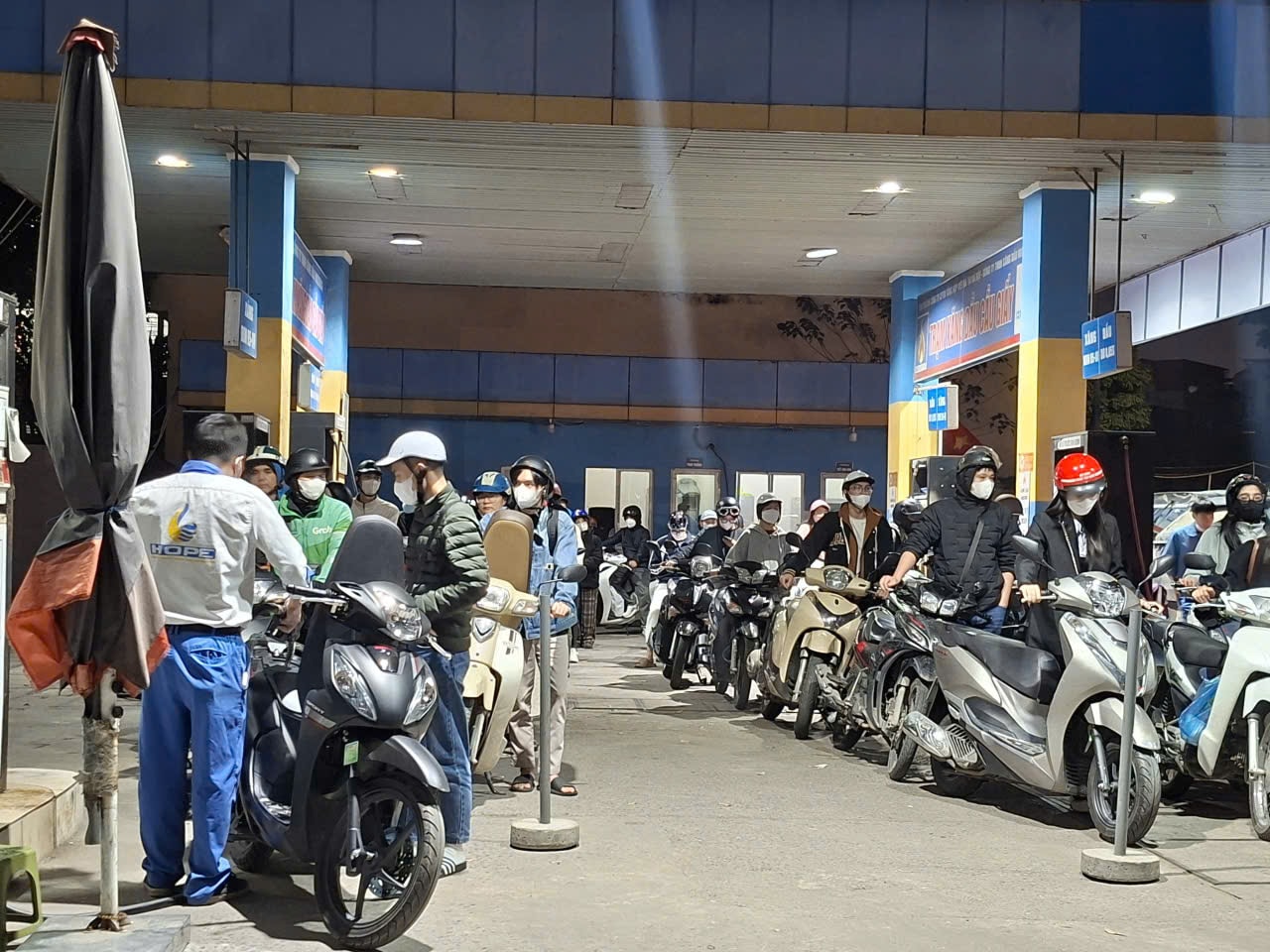 Nhiều c&acirc;y xăng tại H&agrave; Nội bất ngờ rơi v&agrave;o t&igrave;nh trạng đ&ocirc;ng đ&uacute;c. (Ảnh: Việt Vũ)