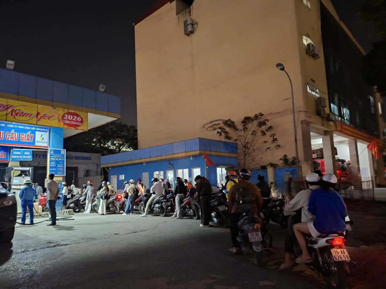 Một c&acirc;y xăng kh&aacute;c cũng trong cảnh đ&ocirc;ng đ&uacute;c bất ngờ. (Ảnh: Việt Vũ)