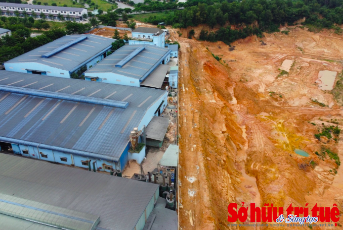 &nbsp;Dự &aacute;n nằm lọt thỏm dưới khu c&ocirc;ng nghiệp n&ecirc;n dễ xảy ra sạt lở, mưa ngập.
