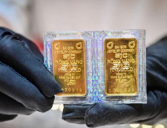 Gi&aacute; v&agrave;ng thế giới tăng sốc, trong nước sắp c&aacute;n mốc 82 triệu đồng/lượng.