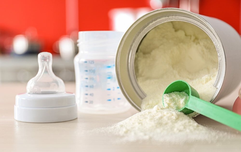 Một số sữa c&ocirc;ng thức phổ biến c&oacute; thể chứa dấu vết kim loại nặng như thạch t&iacute;n v&agrave; ch&igrave;, l&agrave;m dấy l&ecirc;n lo ngại về ti&ecirc;u chuẩn an to&agrave;n trong ng&agrave;nh dinh dưỡng trẻ em.