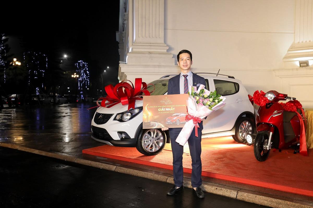 Anh Nguyễn Ngọc Dương - đại l&yacute; Vietstarland nhận giải thưởng.