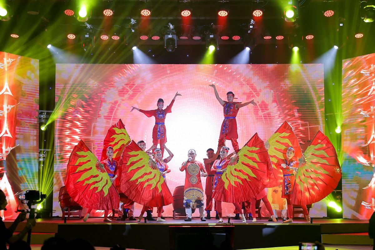 Tiết mục h&aacute;t m&uacute;a H&agrave;o kh&iacute; Vietstarland của đại l&yacute; Vietstarland.