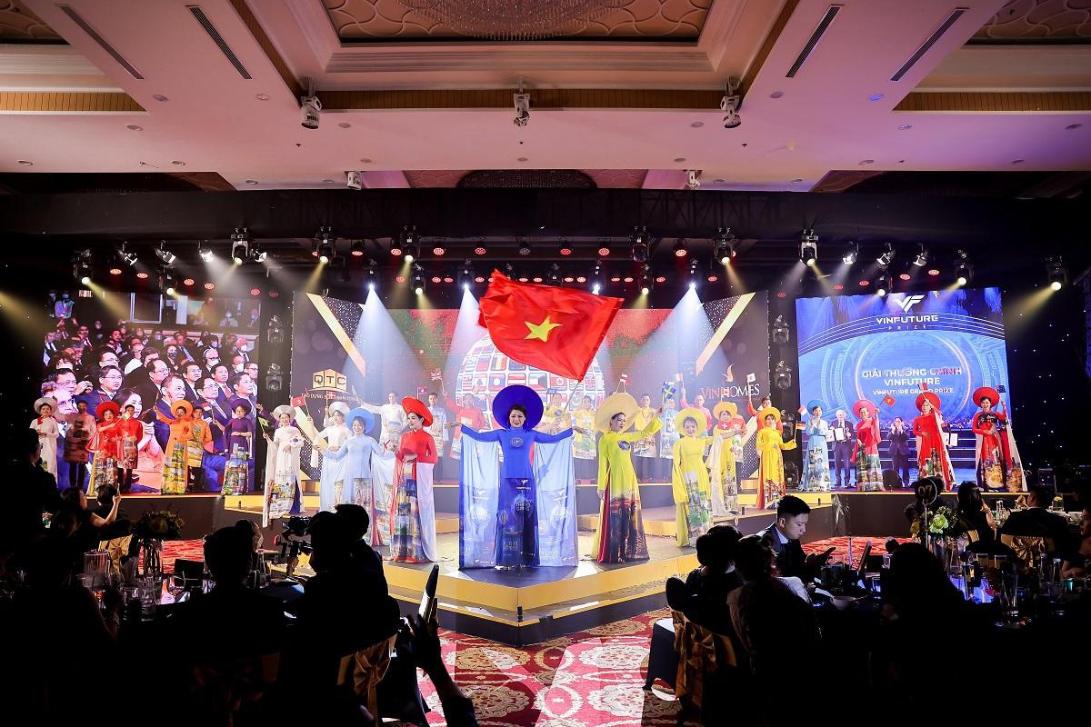 Tr&igrave;nh diễn &aacute;o d&agrave;i qu&ecirc; hương 3 miền - QTC Land