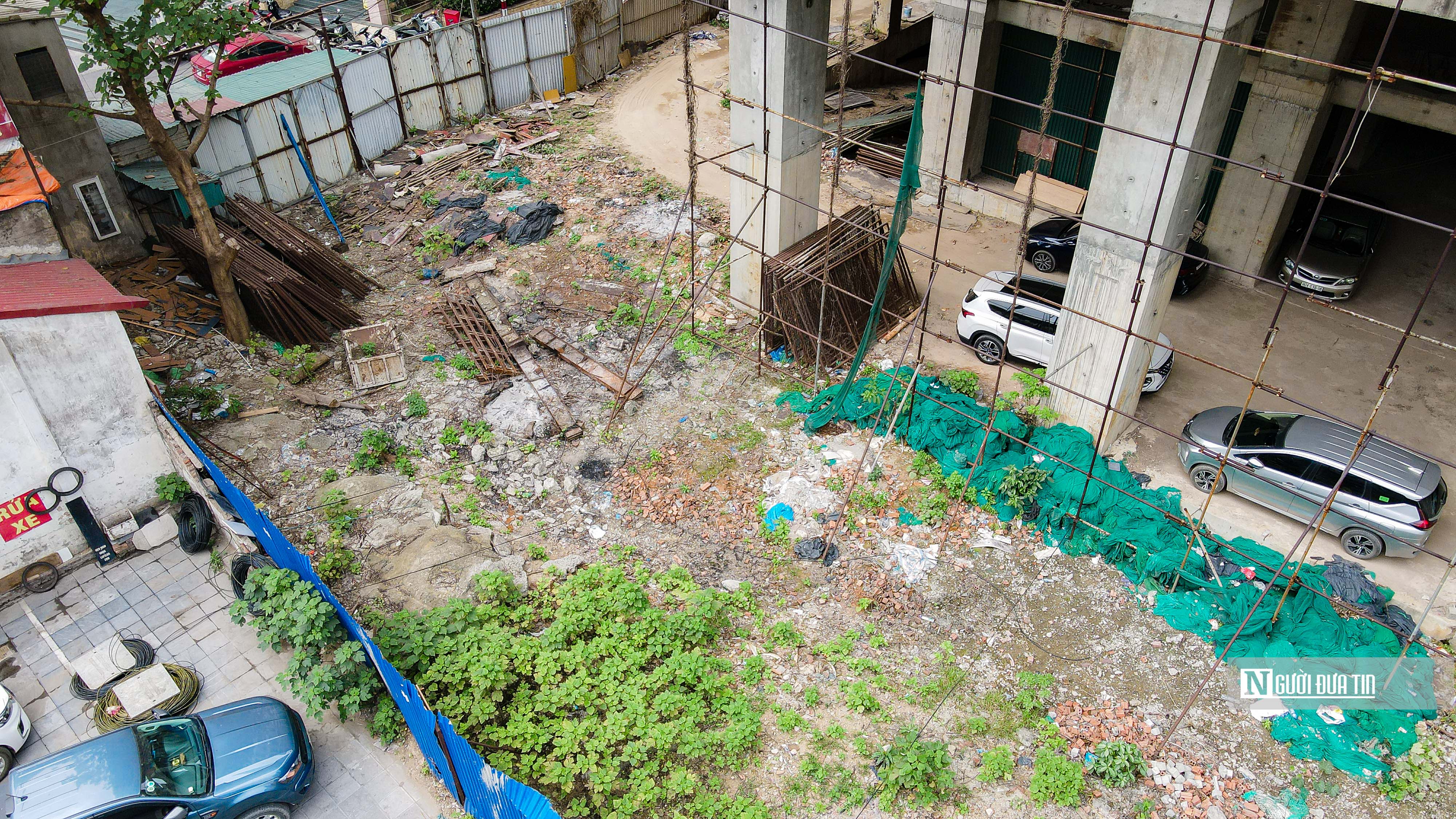 B&ecirc;n trong dự &aacute;n đ&atilde; trở th&agrave;nh b&atilde;i đỗ xe c&oacute; thu ph&iacute;, r&aacute;c thải vứt ngổn ngang.