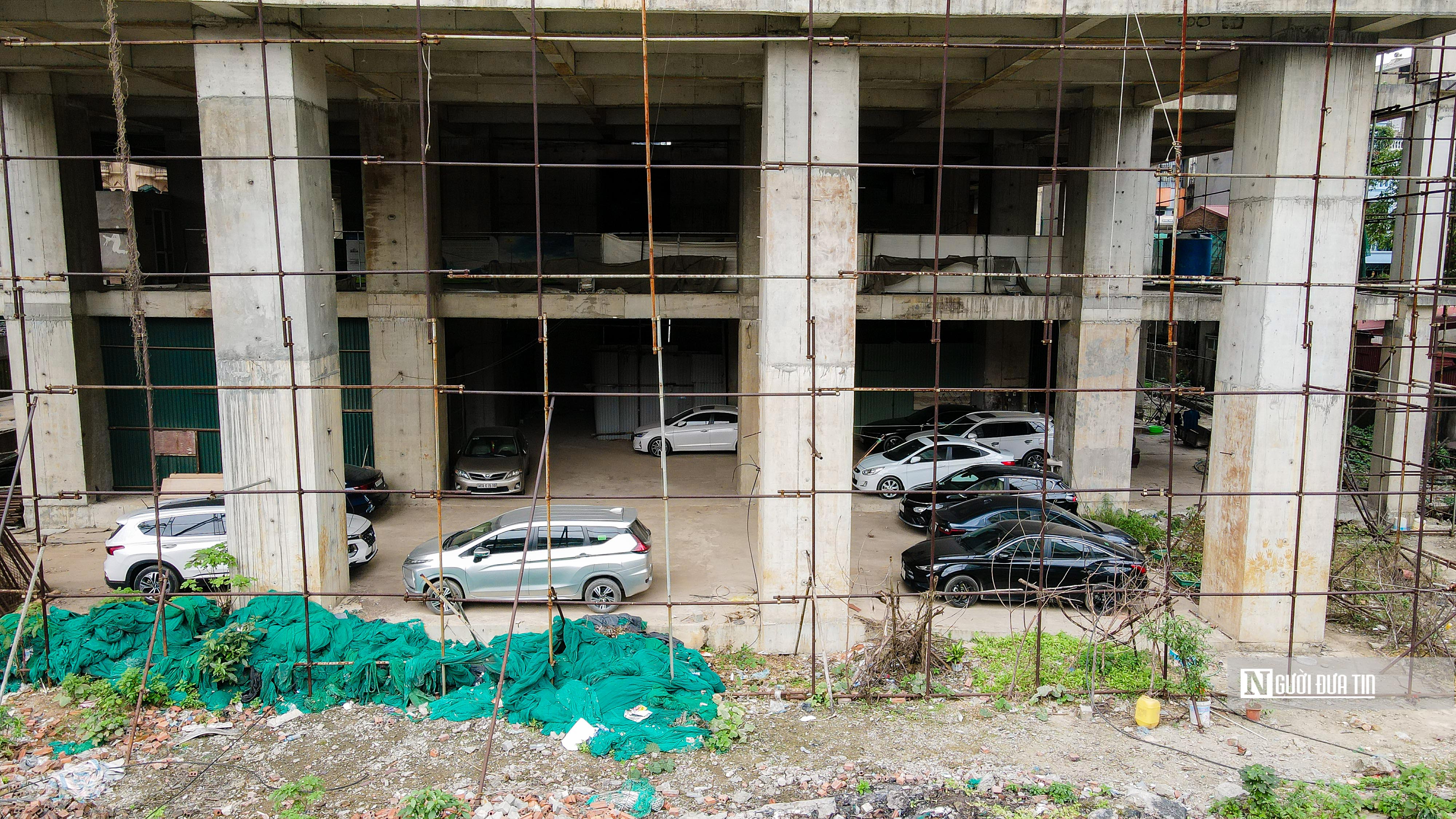 Sau nhiều năm nằm bất động, sắt th&eacute;p hoen gỉ, c&ocirc;ng trường kh&ocirc;ng một b&oacute;ng c&ocirc;ng nh&acirc;n, đến nay đ&atilde; 14 năm từ khi khởi c&ocirc;ng dự &aacute;n Hattoco vẫn "giậm ch&acirc;n tại chỗ".