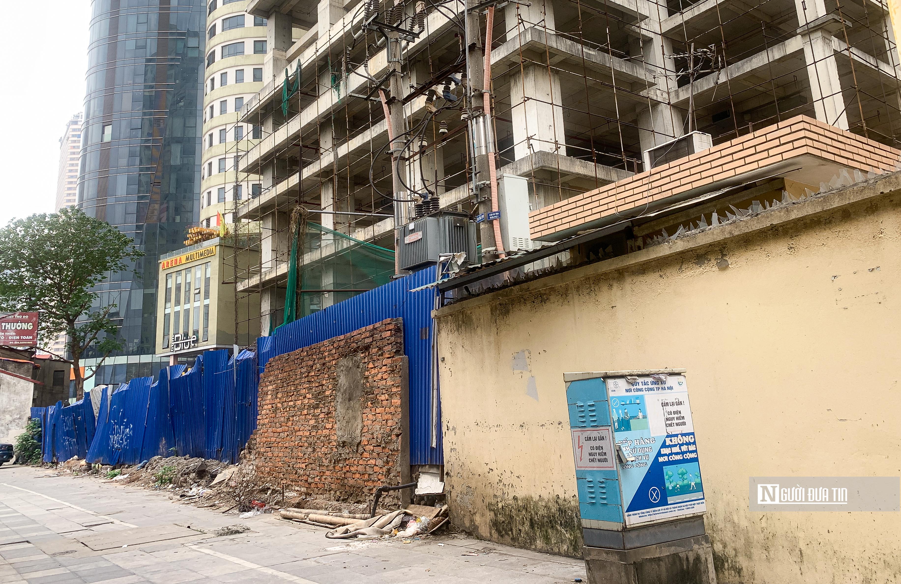 B&ecirc;n ngo&agrave;i dự &aacute;n tường bao sụt l&uacute;n, xuống cấp.