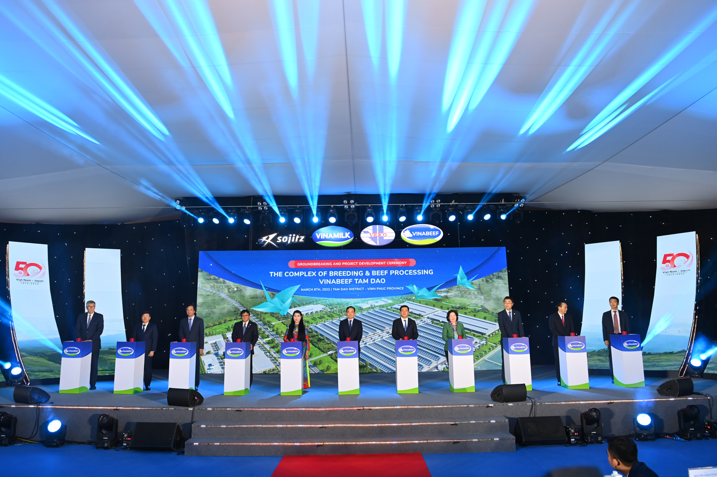 Ph&oacute; Thủ tướng c&ugrave;ng c&aacute;c đại biểu thực hiện nghi thức khởi c&ocirc;ng dự &aacute;n.