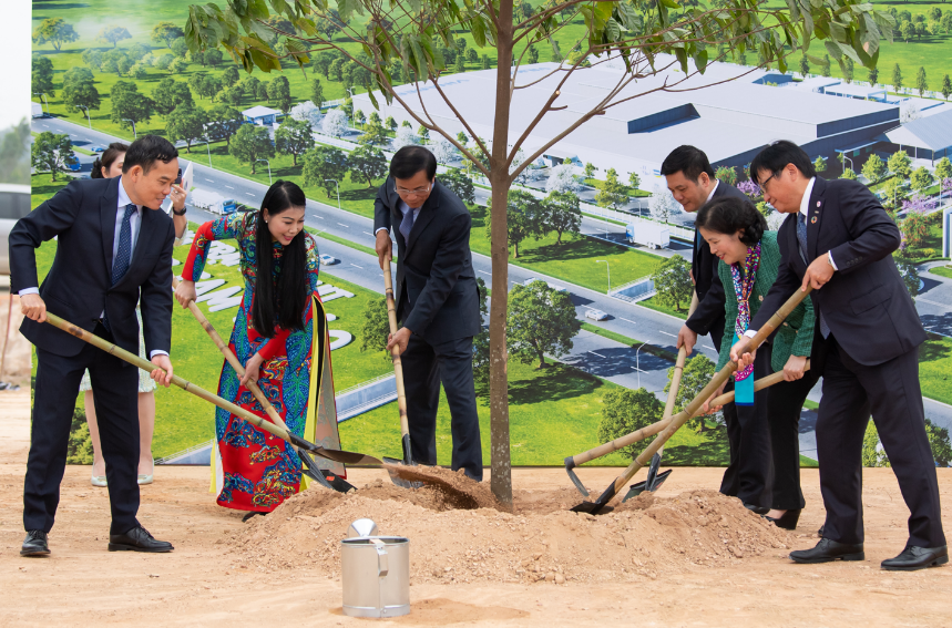 C&aacute;c đại biểu trồng c&acirc;y lưu niệm tại khu&ocirc;n vi&ecirc;n dự &aacute;n