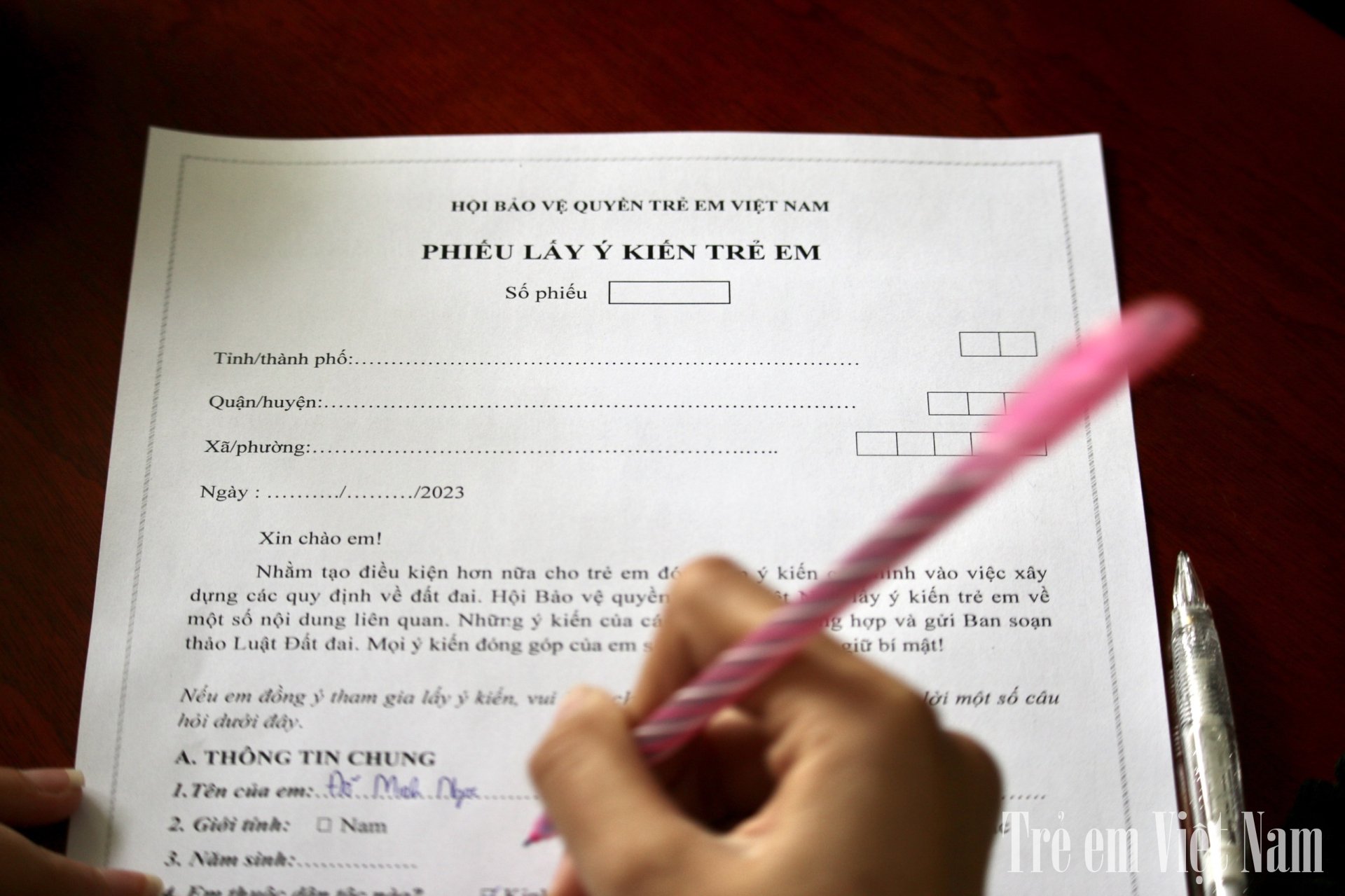 C&aacute;c em học sinh tham gia g&oacute;p &yacute; kiến v&agrave;o dự thảo Luật đất đai (sửa đổi) (Ảnh: Ho&agrave;i Linh).