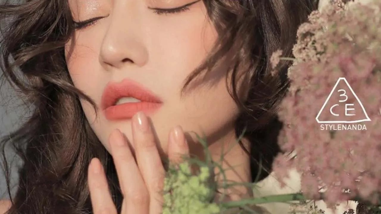 Mỹ phẩm 3CE nhiều lần vướng tranh c&atilde;i v&igrave; c&aacute;c chiến dịch truyền th&ocirc;ng quảng b&aacute; h&igrave;nh ảnh thương hiệu, sản phẩm. (Ảnh: Chaileedo)