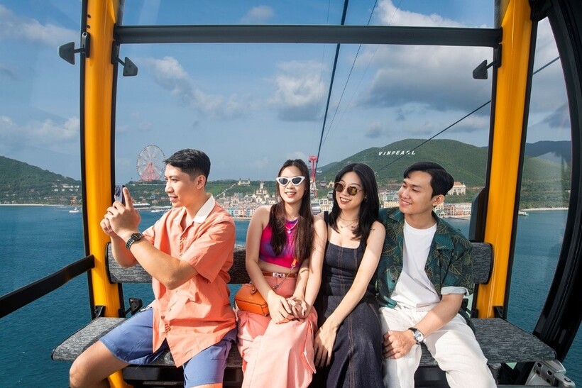 Cabin c&aacute;p treo mở ra g&oacute;c nh&igrave;n ngoạn mục về vịnh Nha Trang từ tr&ecirc;n cao