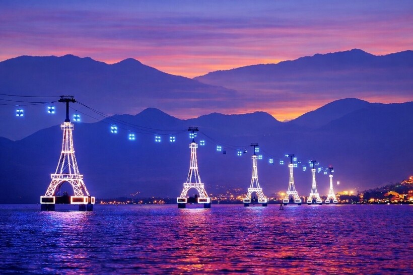 C&aacute;p treo Vinpearl thắp s&aacute;ng vịnh Nha Trang về đ&ecirc;m