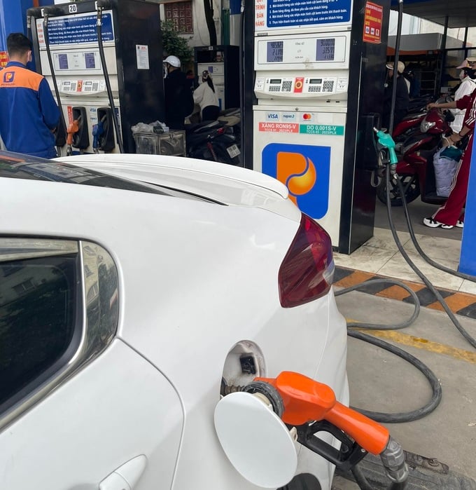 Bộ C&ocirc;ng Thương đề xuất chi Quỹ B&igrave;nh ổn, giảm thuế bảo vệ m&ocirc;i trường để "hạ sốt" gi&aacute; xăng dầu.