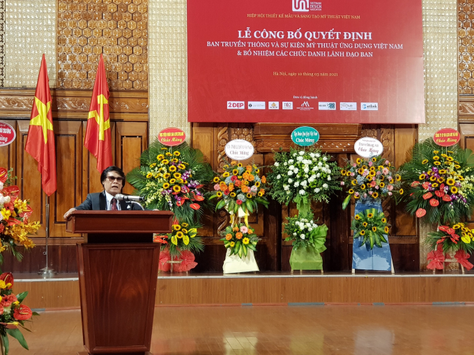 PGS, TS. NGƯT L&ecirc; Huy&ecirc;n - Chủ tịch Hiệp hội Thiết kế mẫu v&agrave; S&aacute;ng tạo Mỹ Thuật Việt Nam ph&aacute;t biểu tại buổi lễ c&ocirc;ng bố. (Ảnh: Minh Anh).