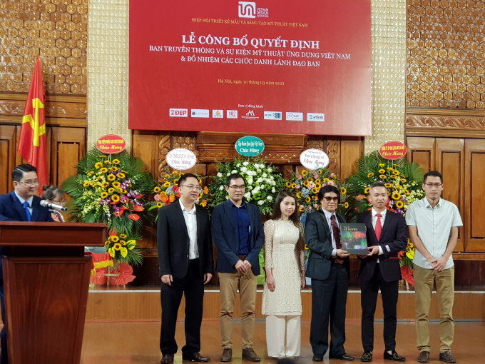 PGS L&ecirc; Huy&ecirc;n trao tặng qu&agrave; cho c&aacute;c th&agrave;nh vi&ecirc;n Ban Truyền th&ocirc;ng &amp; Sự kiện Mỹ thuật ứng dụng. (Ảnh Minh Anh).