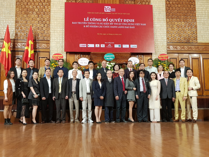 Ban Truyền th&ocirc;ng &amp; Sự kiện Mỹ thuật ứng dụng chụp ảnh lưu niệm c&ugrave;ng Ban l&atilde;nh đạo Hiệp hội Thiết kế mẫu v&agrave; S&aacute;ng tạo mỹ thuật Việt Nam v&agrave; c&aacute;c vị đại biểu. (Ảnh: Minh Anh).