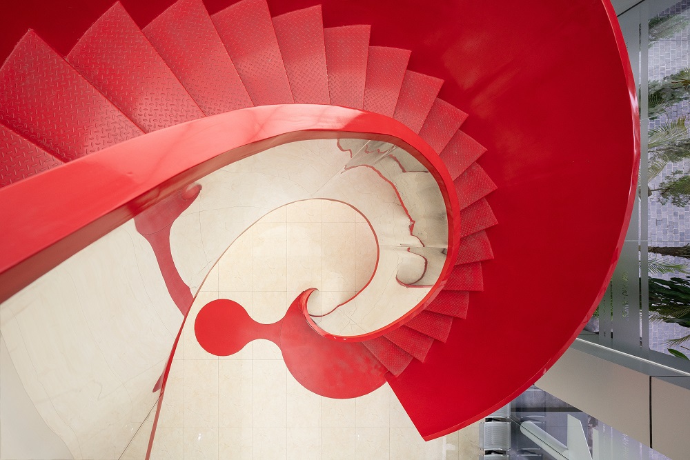 Cầu thang xoắn ốc đặt trong khu&ocirc;n vi&ecirc;n trụ sở c&ocirc;ng ty Văn Ph&uacute; - Invest