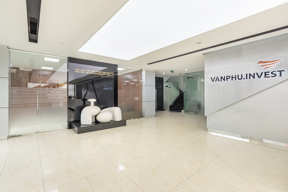 Tượng "Mẹ &Acirc;u Cơ" tại sảnh ch&iacute;nh c&ocirc;ng ty của nh&agrave; đi&ecirc;u khắc L&ecirc; C&ocirc;ng Th&agrave;nh