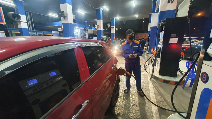 Nh&acirc;n vi&ecirc;n b&aacute;n xăng thắc mắc kh&ocirc;ng hiểu v&igrave; sao h&ocirc;m nay bỗng dưng đ&ocirc;ng người đi đổ xăng hơn b&igrave;nh thường. Anh cũng cho biết kh&ocirc;ng r&otilde; xăng khi n&agrave;o sẽ tăng gi&aacute; v&agrave; tăng bao nhi&ecirc;u.