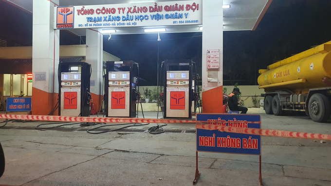 Trạm xăng gần Học Viện Qu&acirc;n Y dừng b&aacute;n xăng nhiều giờ để nhập h&agrave;ng.