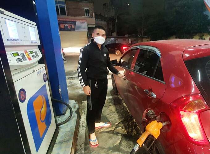 Anh V. D nghe tin ng&agrave;y mai xăng tăng gi&aacute; n&ecirc;n cũng tranh thủ ra c&acirc;y xăng gần nh&agrave; mua xăng. Đa số kh&aacute;ch h&agrave;ng v&agrave;o mua xăng đều đổ đầy b&igrave;nh trước th&ocirc;ng tin ng&agrave;y mai xăng tăng gi&aacute;.