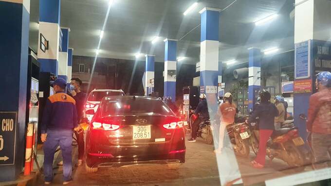 C&aacute;c phương tiện ra v&agrave;o nhiều hơn b&igrave;nh thường để mua th&ecirc;m xăng. Một người d&acirc;n b&aacute;n h&agrave;ng gần đ&oacute; cho biết cảnh tượng n&agrave;y &iacute;t khi xảy ra v&agrave;o ng&agrave;y b&igrave;nh thường, kể cả giờ cao điểm buổi s&aacute;ng lẫn buổi chiều.