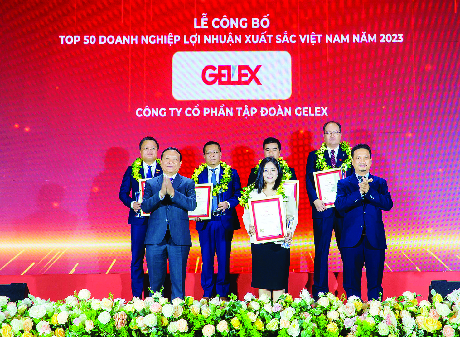 B&agrave; Nguyễn Hồng Nhung - Gi&aacute;m đốc Truyền th&ocirc;ng Tập đo&agrave;n GELEX nhận C&uacute;p v&agrave; chứng nhận Top 50 Doanh nghiệp lợi nhuận tốt nhất Việt Nam &ndash; năm 2023. &nbsp;