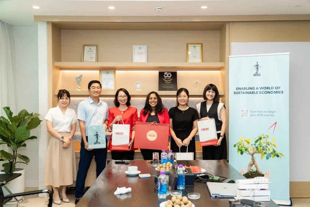 Đại diện Tập đo&agrave;n GELEX v&agrave; ICAEW trao qu&agrave; kỷ niệm kết th&uacute;c hội thảo.