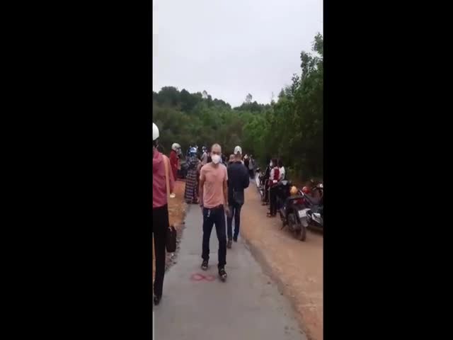 H&#224;ng trăm người tranh nhau chốt đất như trảy hội nơi v&#249;ng qu&#234; heo h&#250;t - Ảnh 1