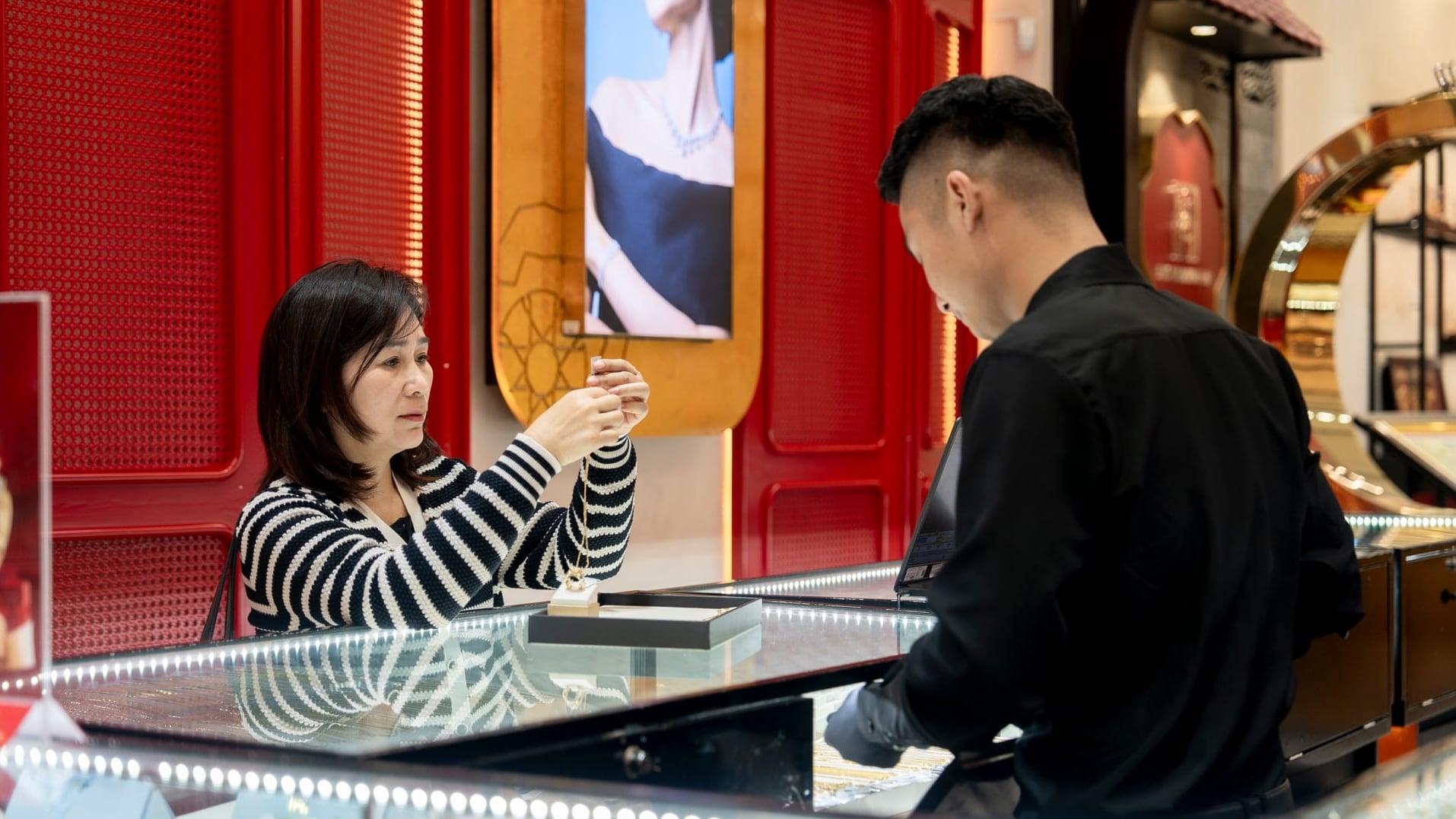 Giá vàng hôm nay 12/3: Vàng miếng 'neo' ở mức 187,2 triệu/lượng - Ảnh 1