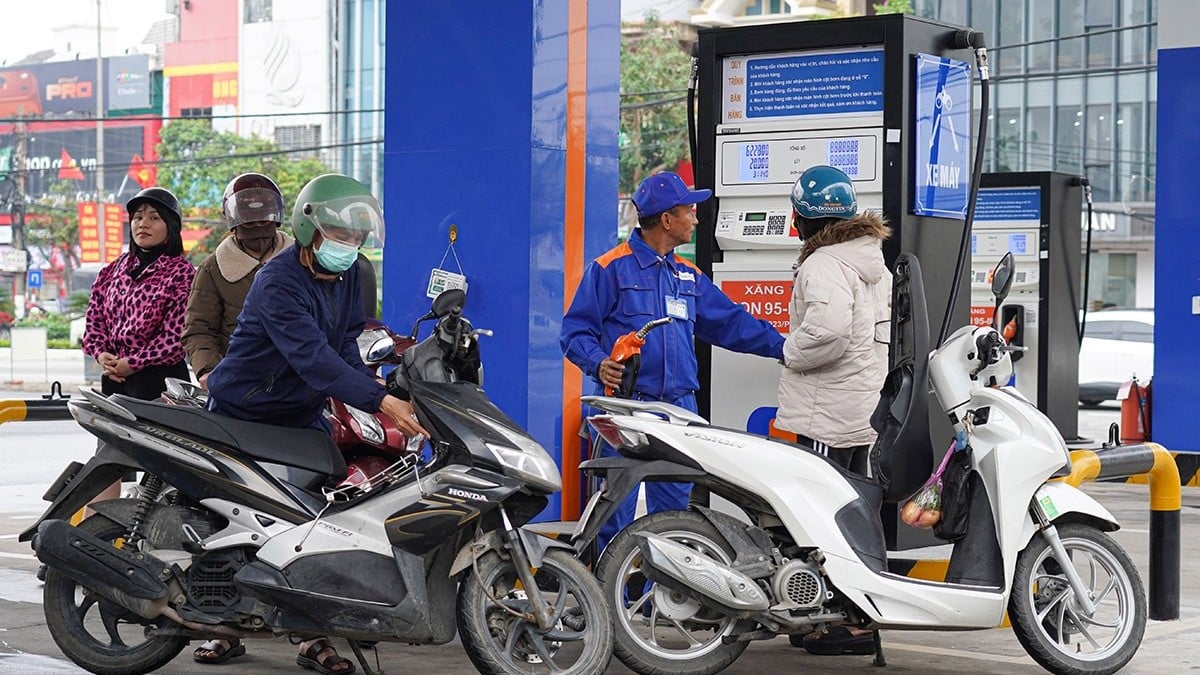 Gi&aacute; xăng dầu đồng loạt điều chỉnh, RON95 tăng l&ecirc;n 25.570 đồng/l&iacute;t.